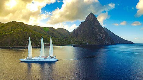 2 Avr 26 - Navigation au large des Pitons