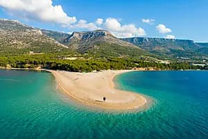 Détente à la plage de Zlatni Rat